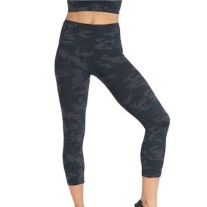 SPANX Look At Me Now Black Camo Crop Leggings NWT Size Medium